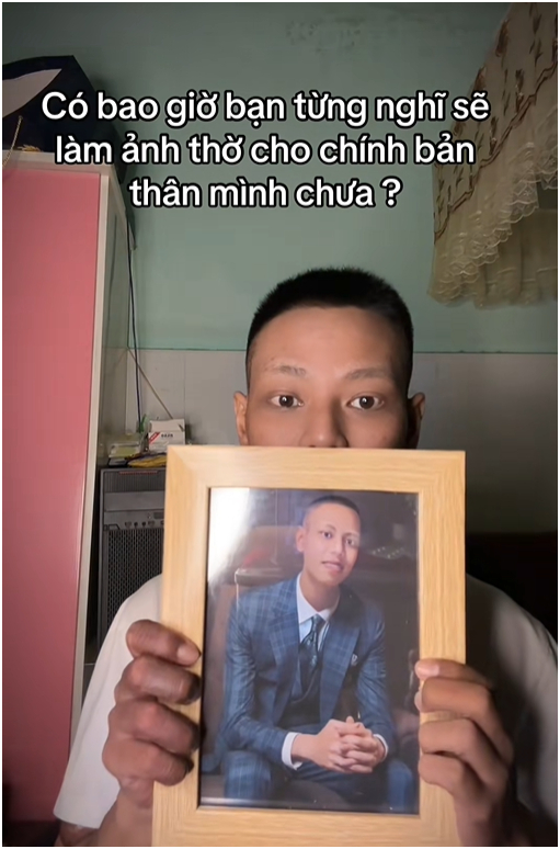 Nam TikToker từng tự chuẩn bị ảnh thờ cho chính mình. Ảnh: TikTok NV.