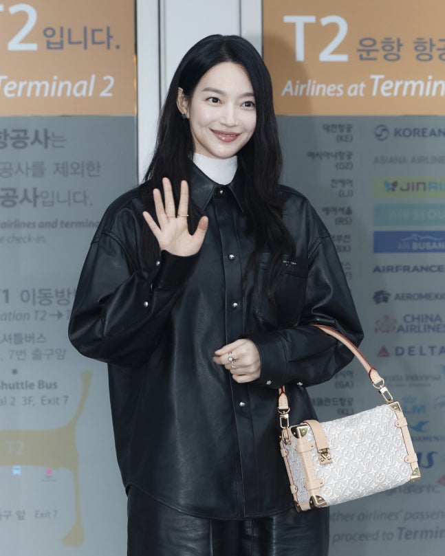 Công chúng phát sốc khi chứng kiến Shin Min Ah diện đồ da từ đầu xuống chân giữa ngày hè nóng như đổ lửa. Ảnh: Naver