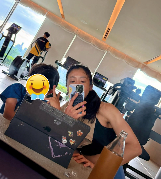 Sau buổi bơi, cô tiếp tục đến phòng gym để tập luyện cùng trai. Nhiều cư dân mạng bày tỏ sự ngưỡng mộ khi nhìn thấy cánh tay lộ rõ những đường cơ rõ nét của minh tinh Vườn Sao Băng. Ảnh: Instagram.