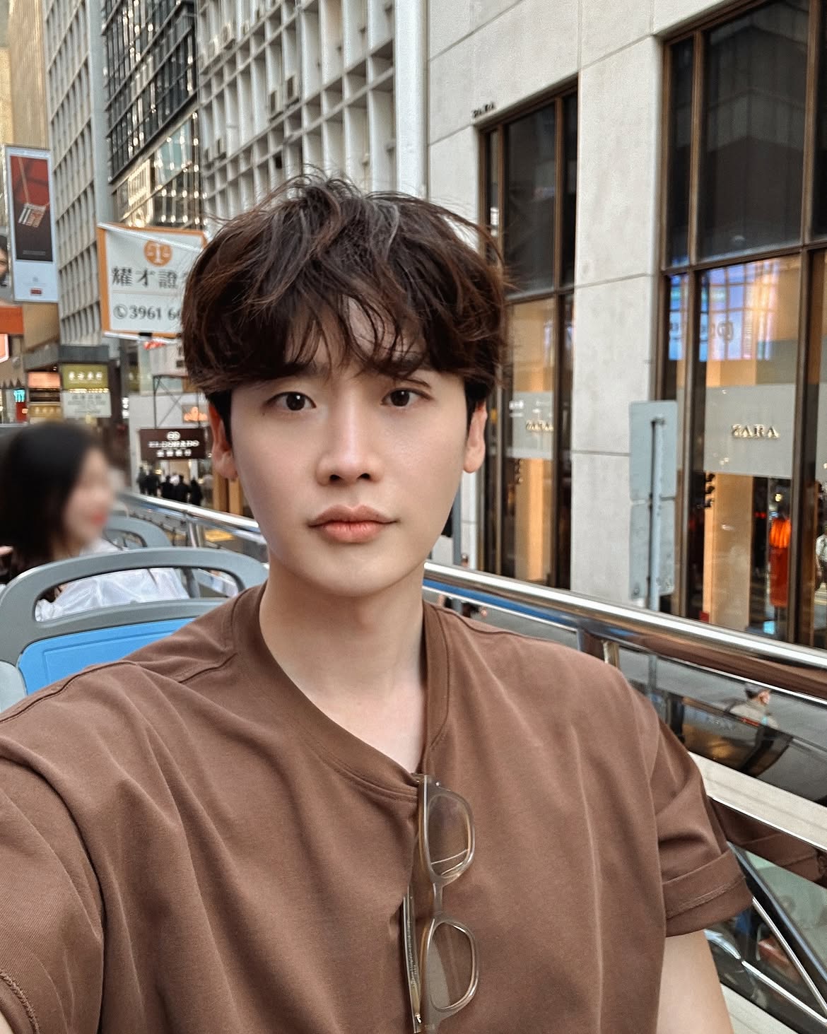 Lee Jong Suk được cho là đã âm thầm chữa lành, vượt qua nỗi buồn chuyện tình 4 năm với IU đứt gánh giữ đường. Ảnh: Instagram.