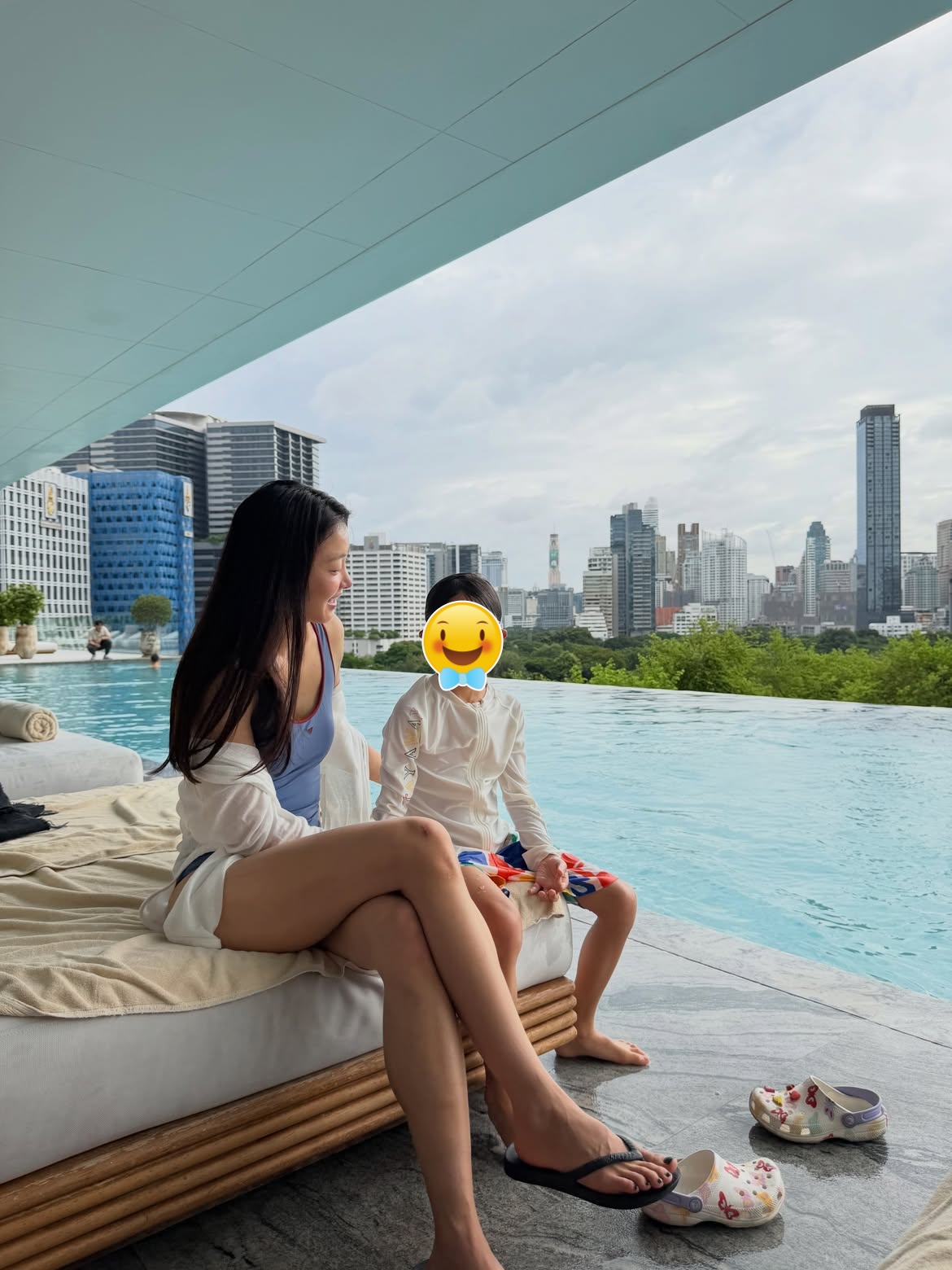 Lee Si Young vừa khiến mạng xã hội Hàn Quốc xôn xao khi chia sẻ loạt khoảnh khắc tập luyện và bơi lội vào sáng sớm. Vóc dáng săn chắc, thon thả, đôi chân dài của nữ diễn viên nhanh chóng trở thành tâm điểm, khiến nhiều người không khỏi ngỡ ngàng trước phong độ của bà mẹ hai con. Ảnh: Instagram.