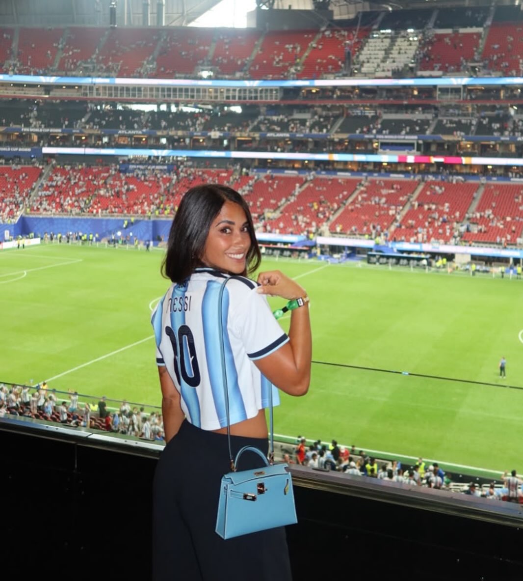 Messi và Haaland yêu đương giống nhau thế!