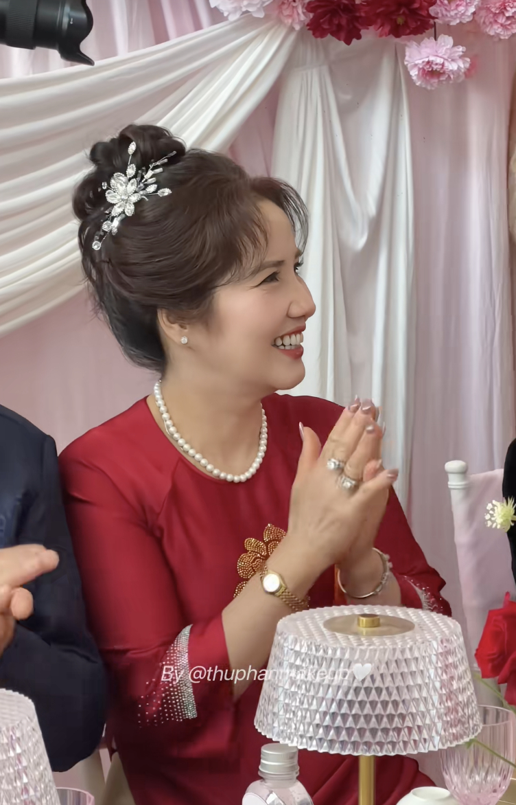 Nhan sắc mẹ cô dâu và mẹ chú rể cũng được dân tình khen ngợi
