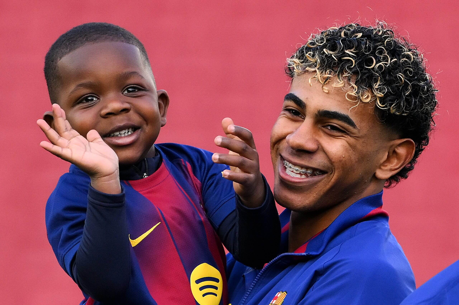 Lamine Yamal và em trai (Ảnh: Getty Images)