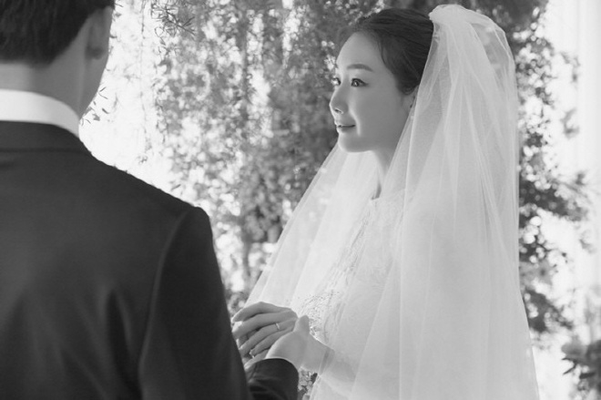 Hình ảnh hiếm về chồng trẻ của Choi Ji Woo. Ảnh: X.