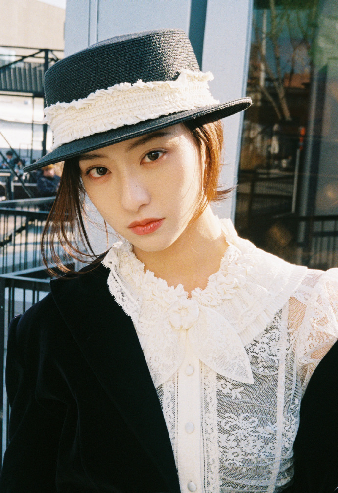 Hồ Liên Hinh có diện mạo na ná Kim Ji Won. Cô được gọi là bản sao của mỹ nhân Hàn Quốc. Ảnh: Weibo.