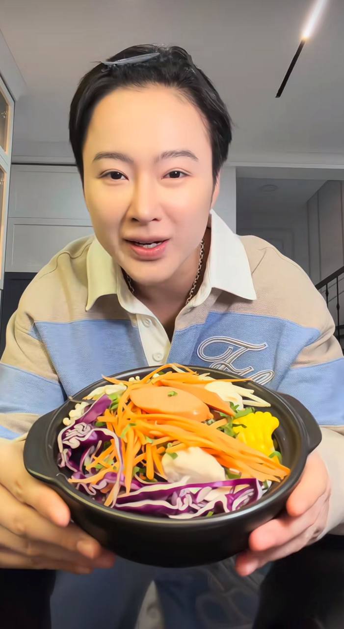 Tô mì cay 35.000 của Angela Phương Trinh gây sốt vì đồ ăn ngập mặt, khách ăn xong chốt câu 