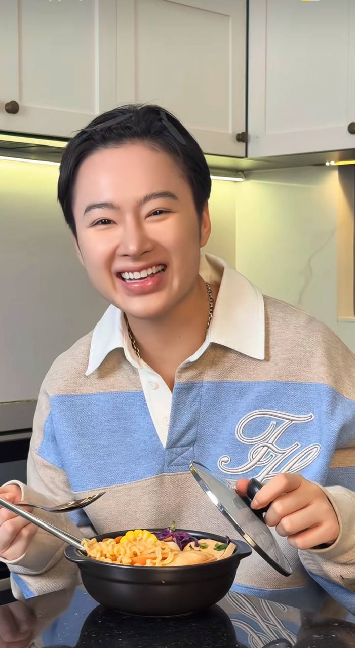 Tô mì cay 35.000 của Angela Phương Trinh gây sốt vì đồ ăn ngập mặt, khách ăn xong chốt câu 