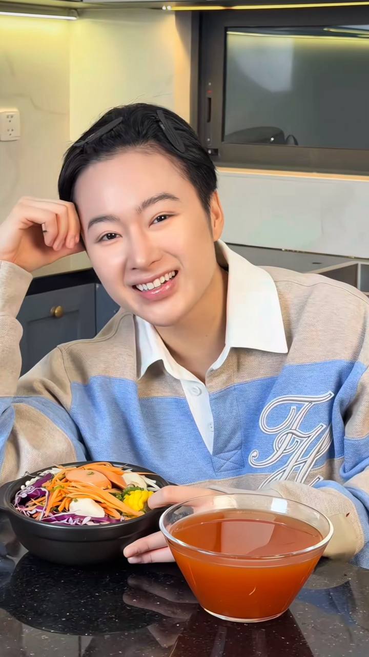 Tô mì cay 35.000 của Angela Phương Trinh gây sốt vì đồ ăn ngập mặt, khách ăn xong chốt câu 