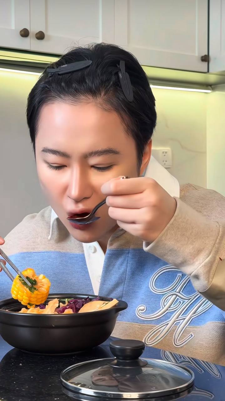 Tô mì cay 35.000 của Angela Phương Trinh gây sốt vì đồ ăn ngập mặt, khách ăn xong chốt câu 