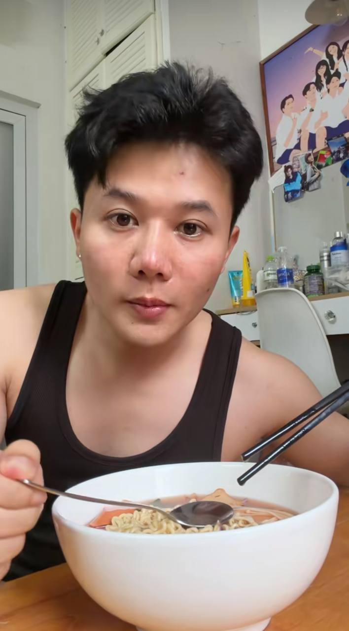 TikToker Vĩnh Thích Đi Ăn khen món mì cay của quán chay Tâm Đức là ngon, có hương vị hấp dẫn