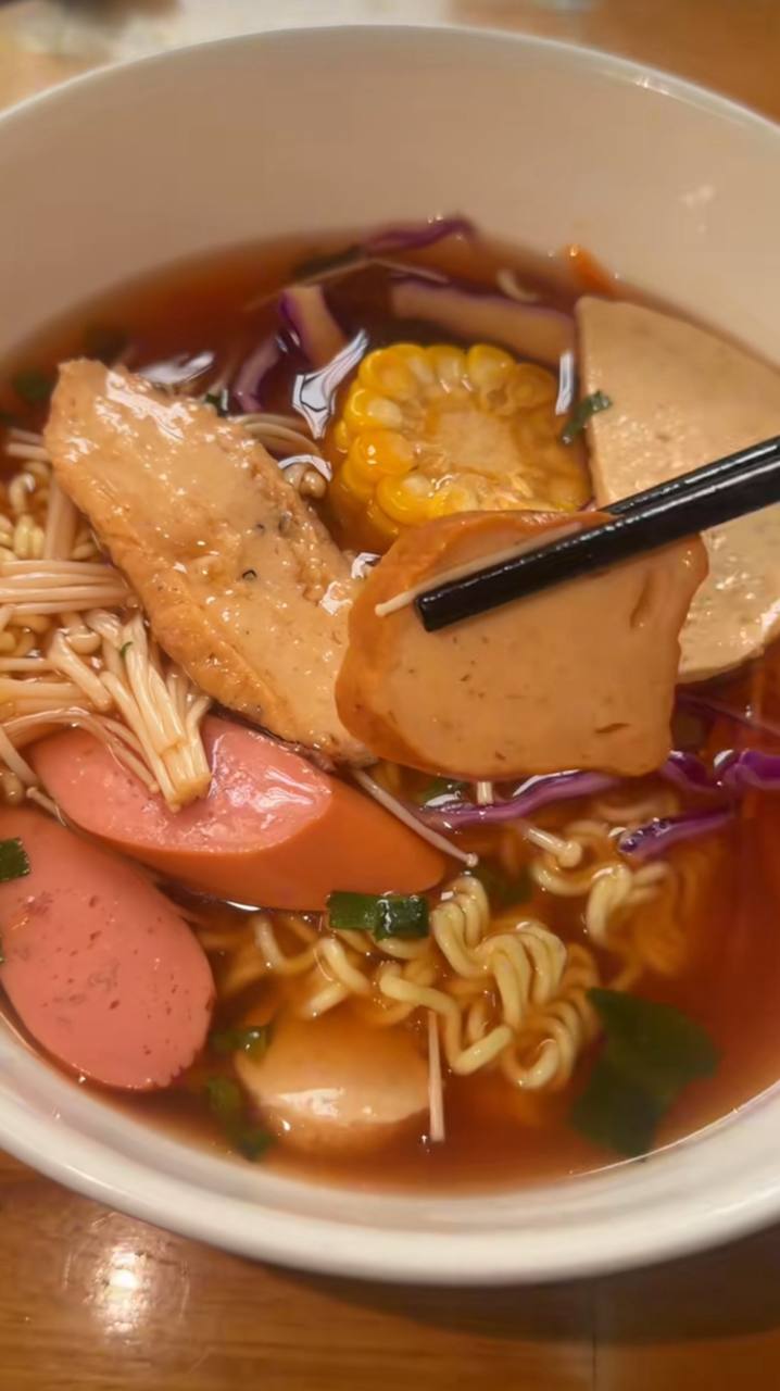 Tô mì cay của Vĩnh Thích Đi Ăn cũng có đầy đủ topping như trong video Angela Phương Trinh review