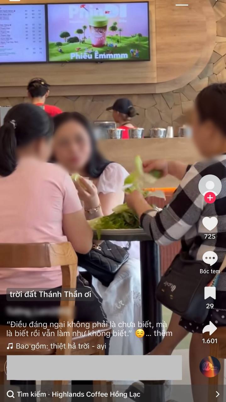 Highlands Coffee lên tiếng sau đoạn clip nhóm khách mang phở cuốn vào quán