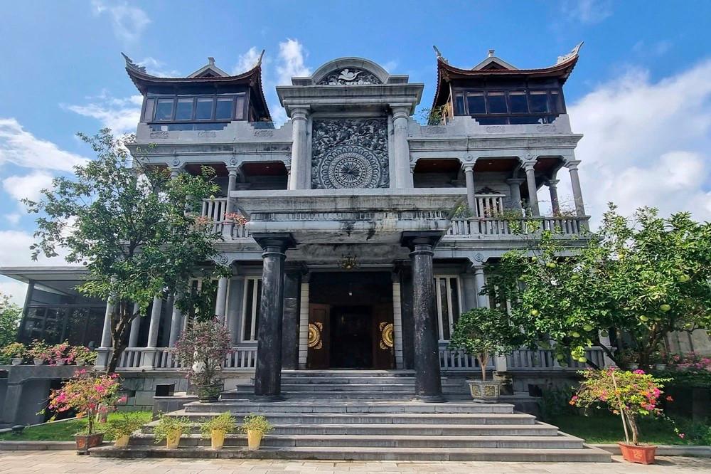 Tòa lâu đài được xây dựng từ 3.000 tấn đá. Ảnh: Người Lao Động.