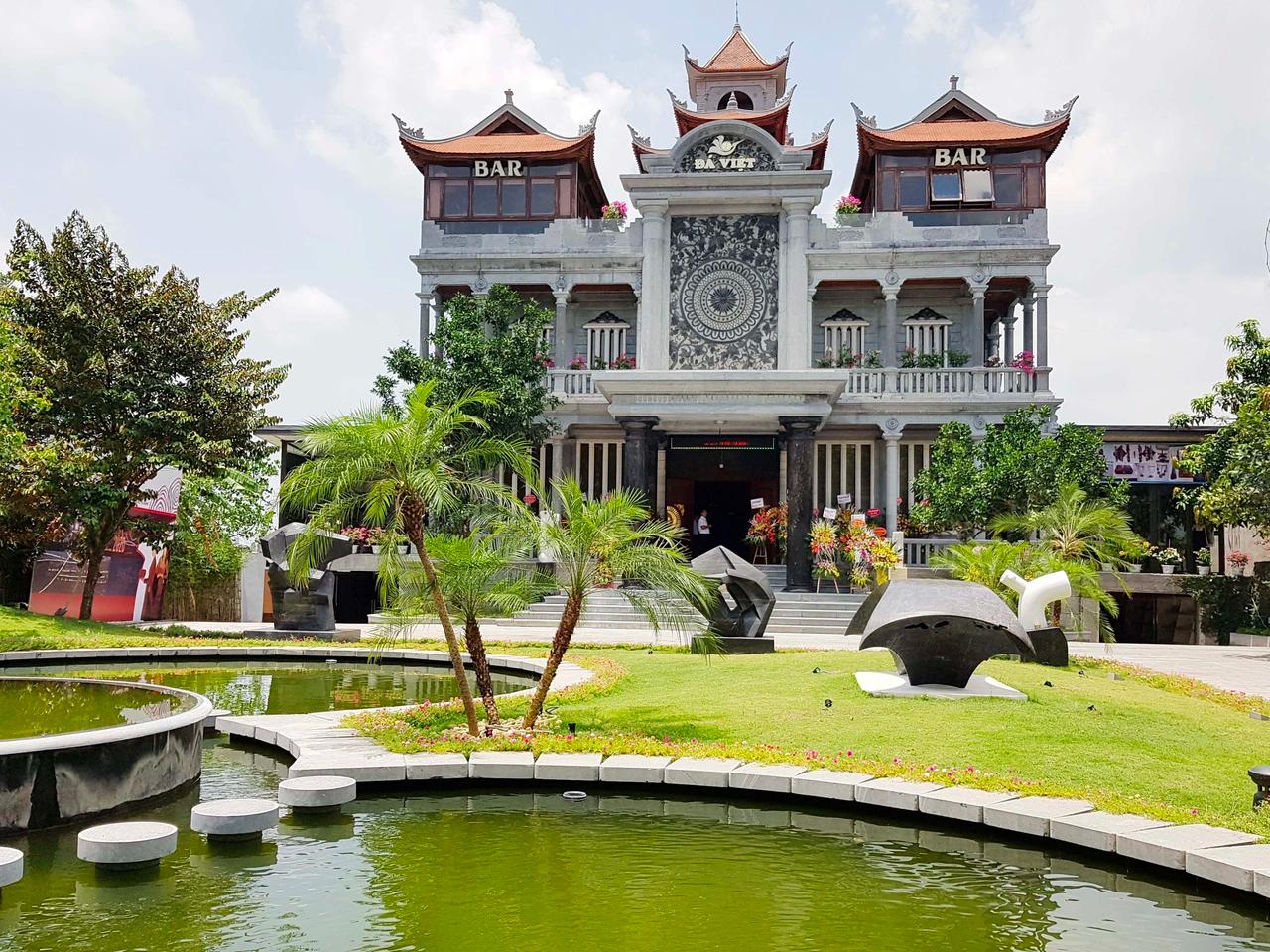 Nhà được xây dựng chủ yếu bằng đá xanh Ninh Vân kết hợp với lượng nhỏ đồ gỗ, bêtông và ngói đỏ