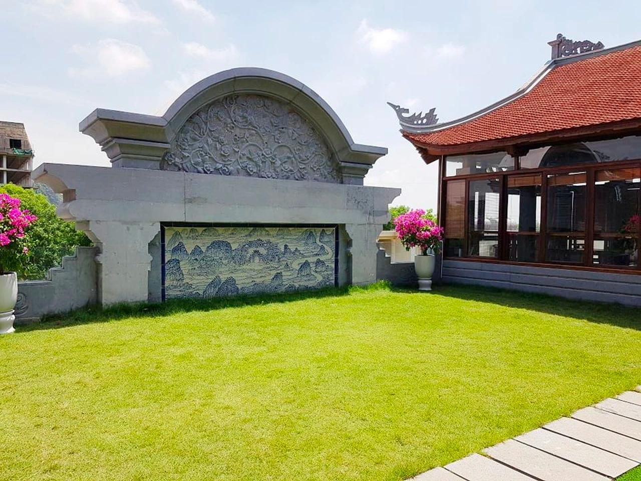  Sân thượng rộng lớn của tòa lâu đài phục vụ các du khách đến ngắm cảnh, thưởng thức chương trình nghệ thuật.