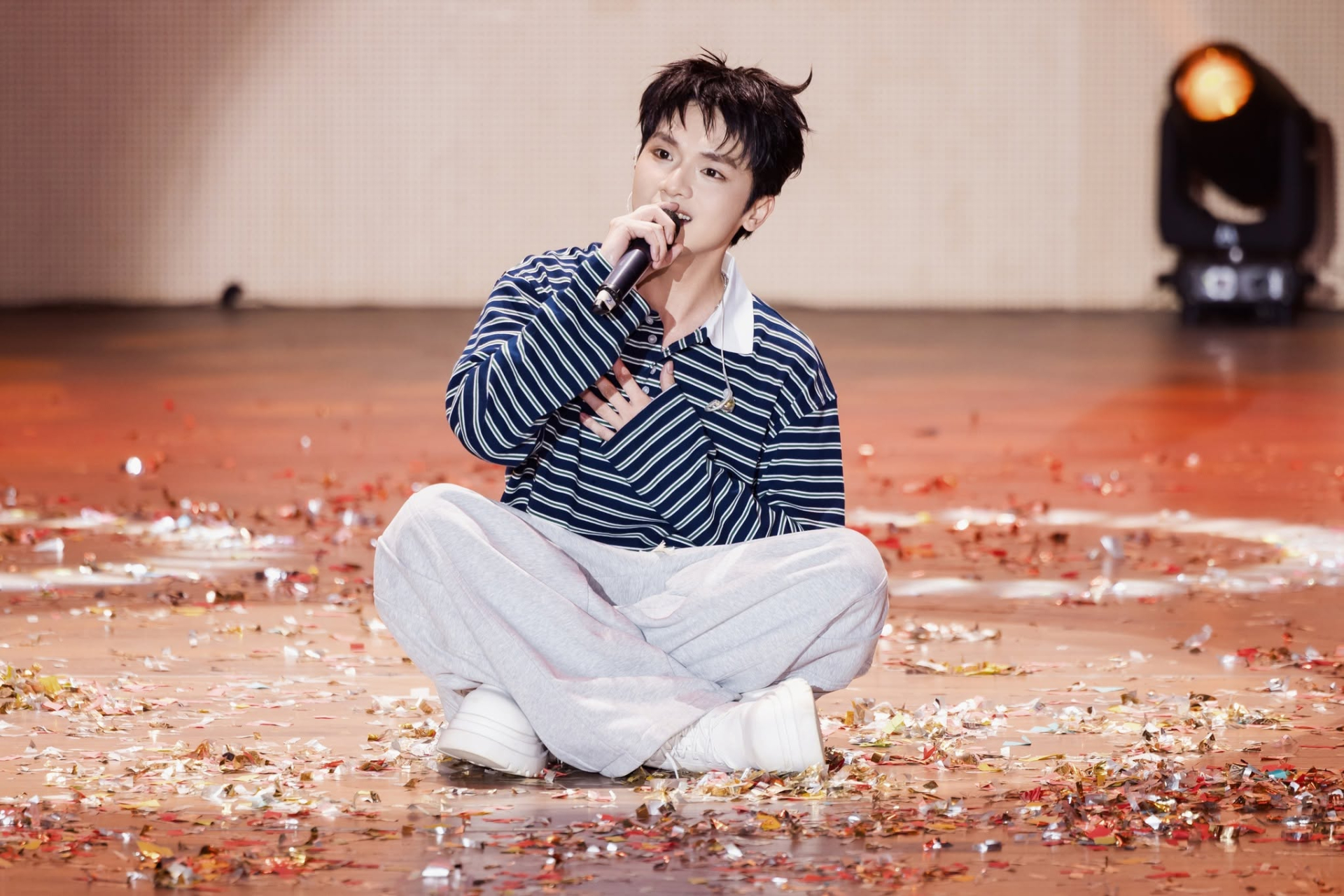 Chất nhạc ballad, giọng ca cảm xúc và visual điển trai giúp Vương Bình tạo nên sức hút riêng