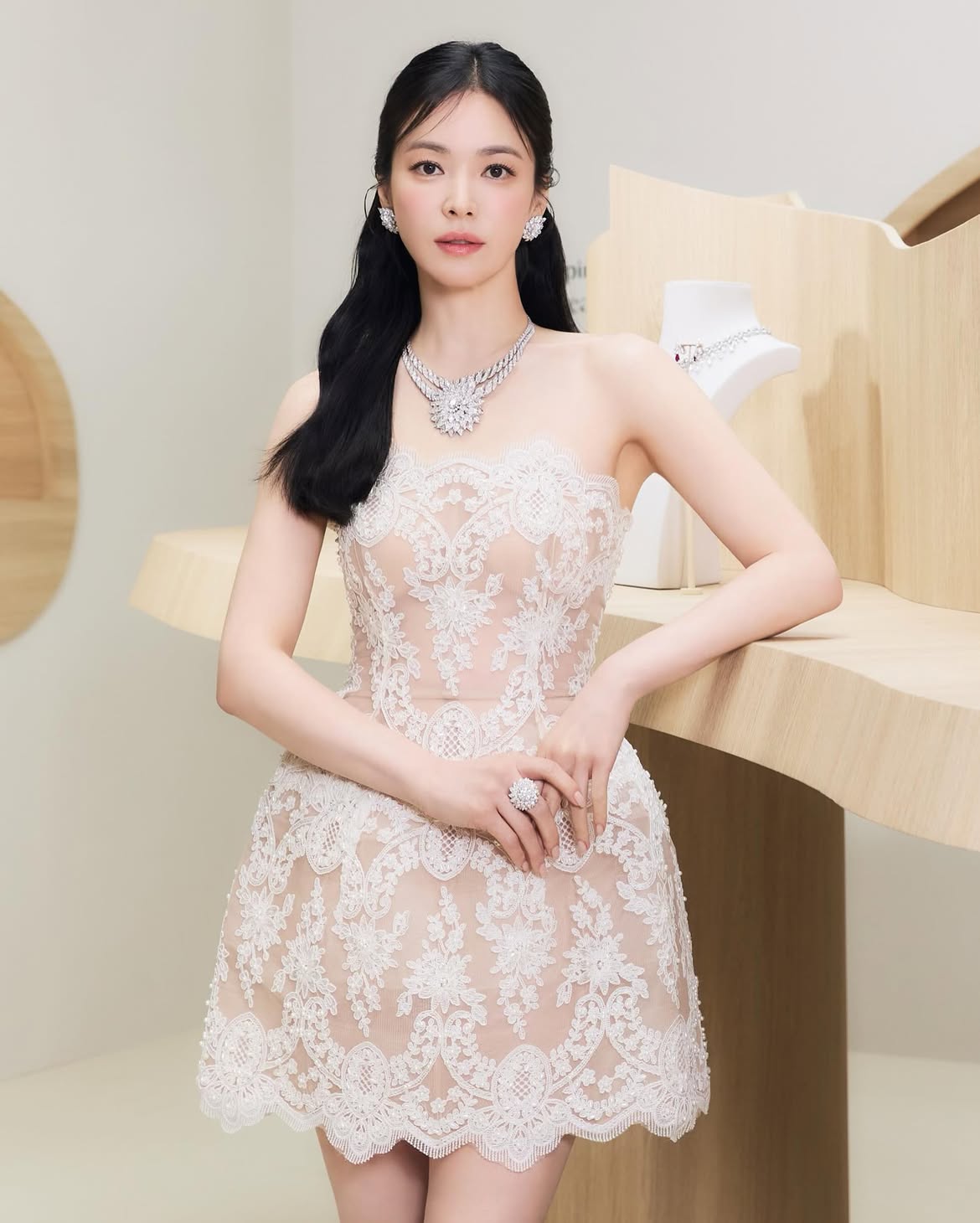 Song Hye Kyo đầu quân cho công ty quản lý mới thành lập của CEO Shin Jae Ho. Cô không trở thành bà chủ, tự thành lập công ty quản lý như những đồng đoán trước đó. Ảnh: Instagram.