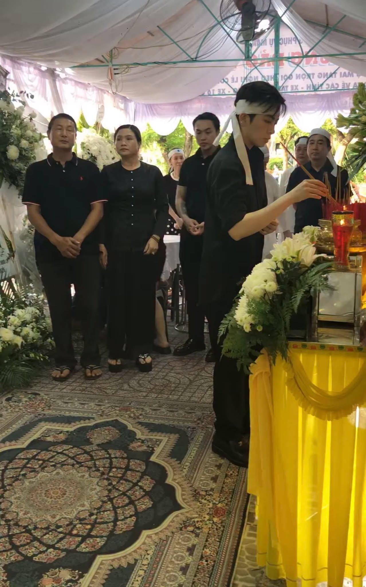 Gia đình của Xoài Non đến viếng
