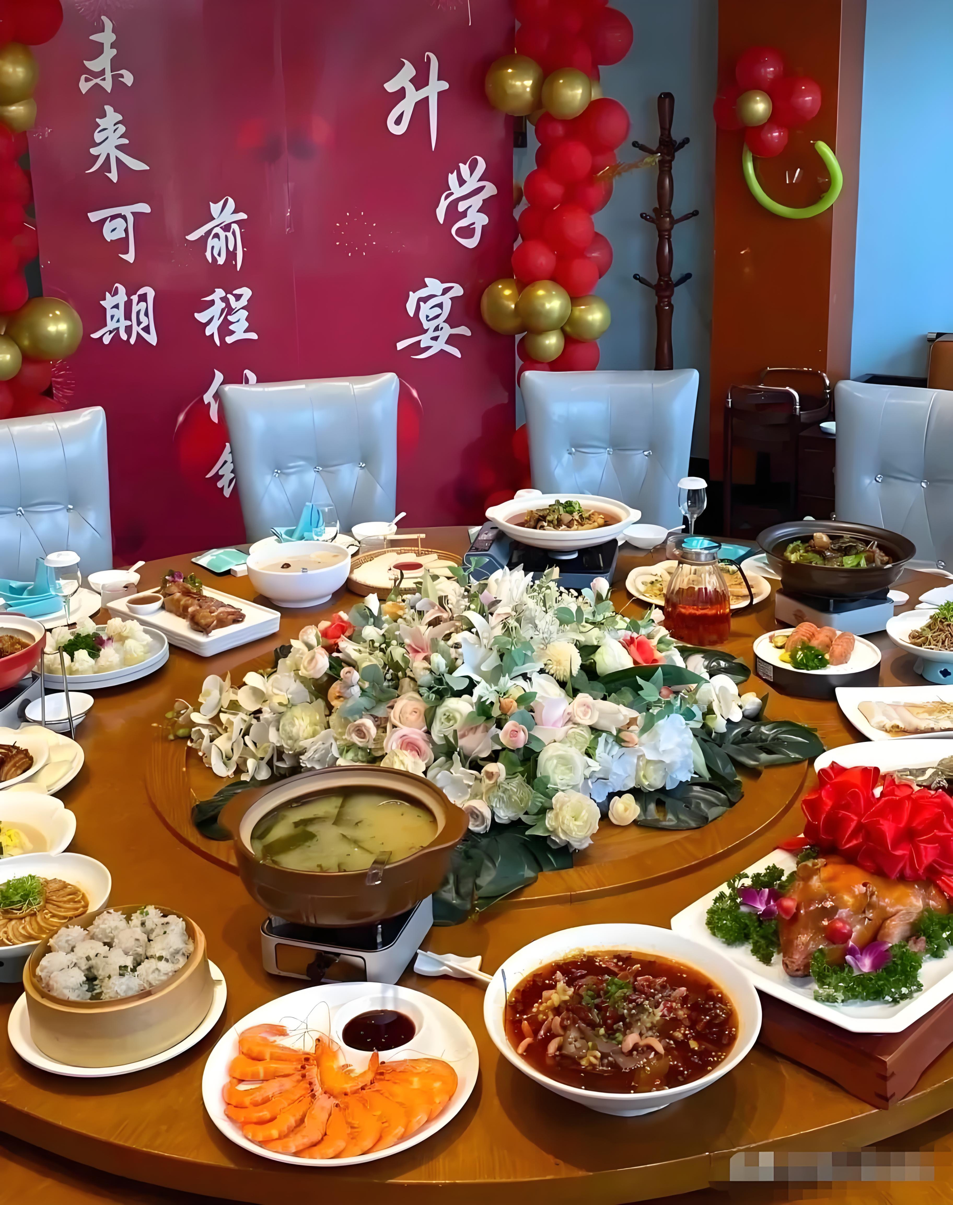 Gia đình Mao Mao liên tục tổ chức tiệc mừng sau khi biết con gái đạt thành tích thuộc nhóm cao nhất tỉnh (Ảnh minh họa)