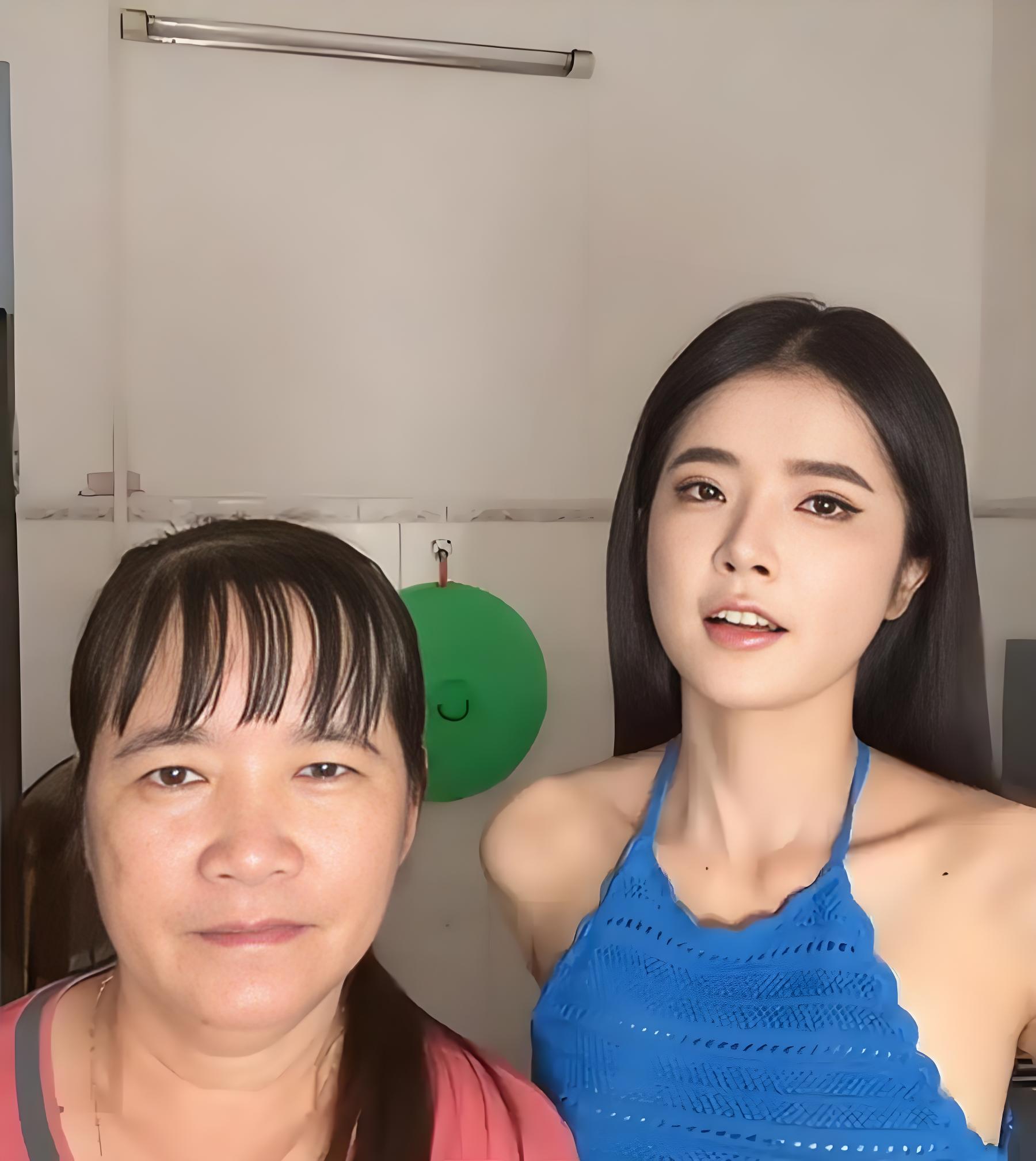 Hình ảnh người mẹ với gương mặt đầy lo lắng được nhiều cư dân mạng chia sẻ
