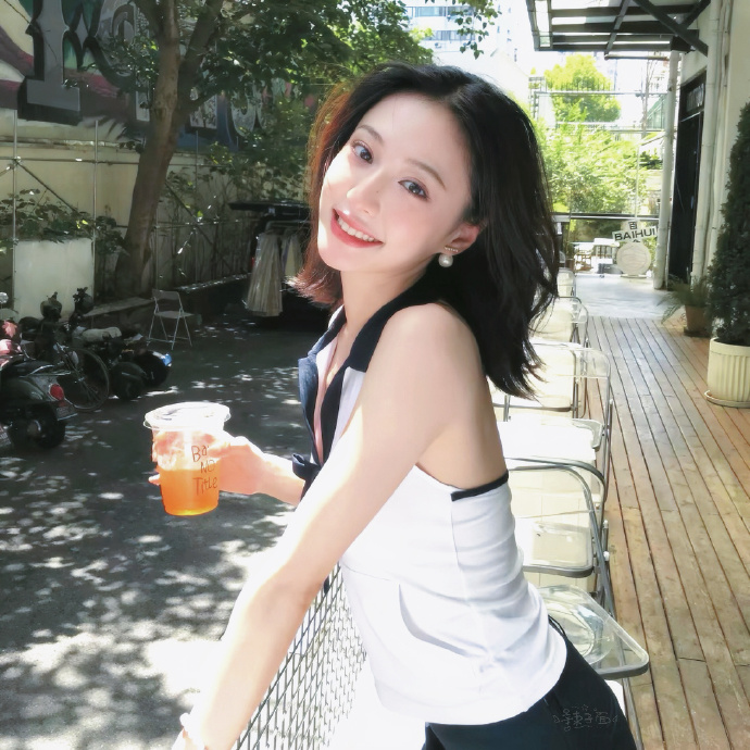 Hồ Liên Hinh điều đứng vì lộ clip nhạy cảm khi danh tiếng vừa chớm nở, được o bế trong showbiz. Ảnh: Sina.