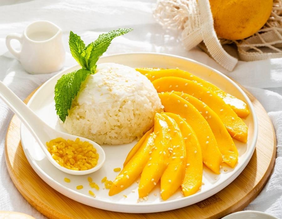 Giá xôi xoài leo thang chẳng thua giá vàng tại Việt Nam, 80.000 đổi lấy vài muỗng nếp và ba lát trái cây?