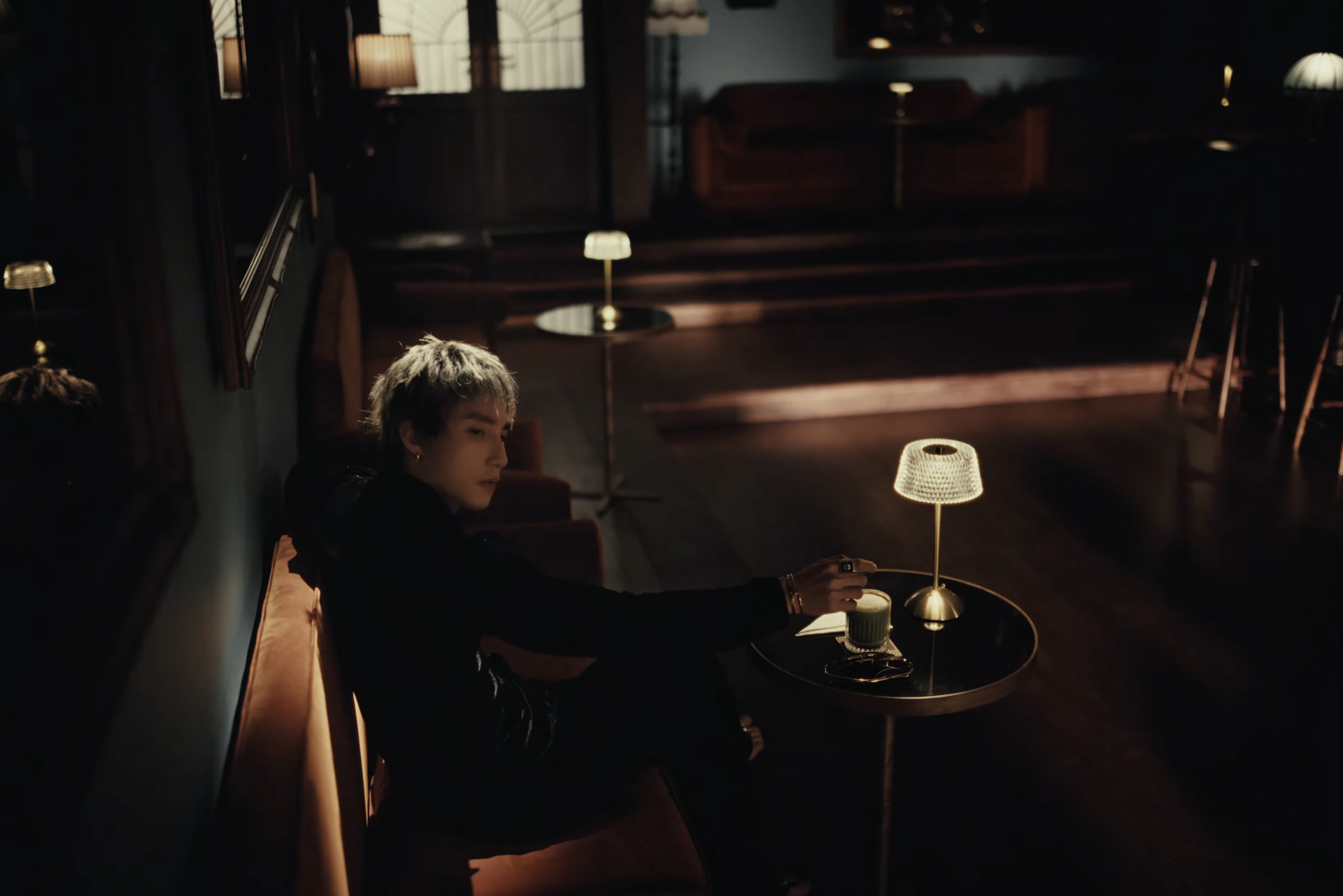 Ly nước như đạo cụ không thể thiếu xuyên suốt MV Come My Way
