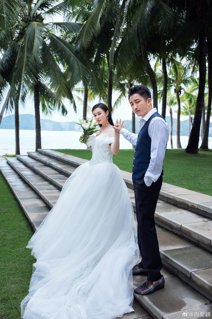 Trâu Thị Minh và Nhiễm Oánh Dĩnh từng là cặp vợ chồng đắt show ở Cbiz. Cựu tuyển thủ quốc gia Trung Quốc và con trai Trâu Minh Hiên từng rất được yêu mến sau chương trình Bố Ơi Mình Đi Đâu Thế. Ảnh: Sina.