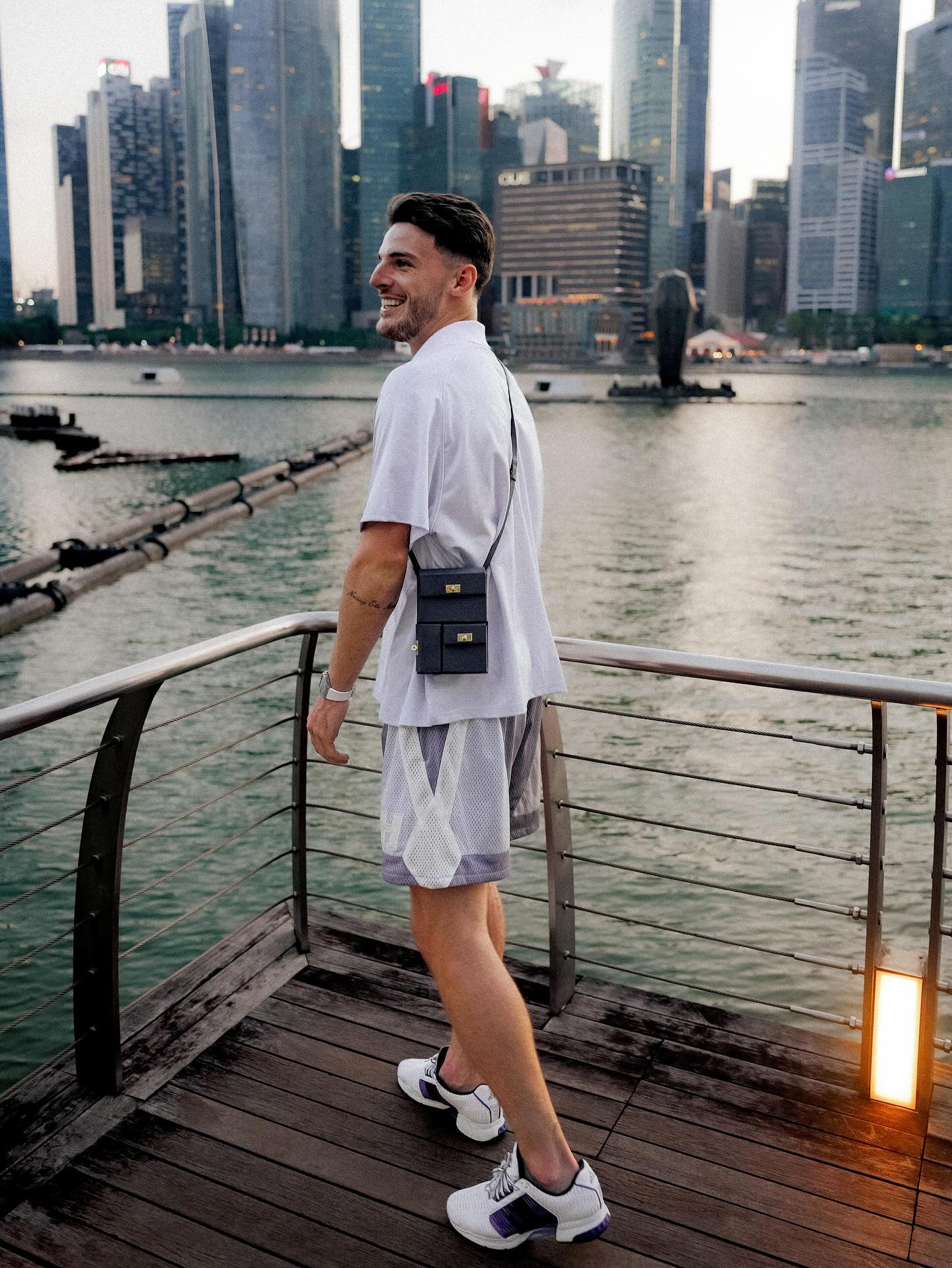 Đội phó tuyển Anh đẹp siêu thực, bạn gái phải xoá hết ảnh trên Instagram vì bị công kích “chị không xứng”