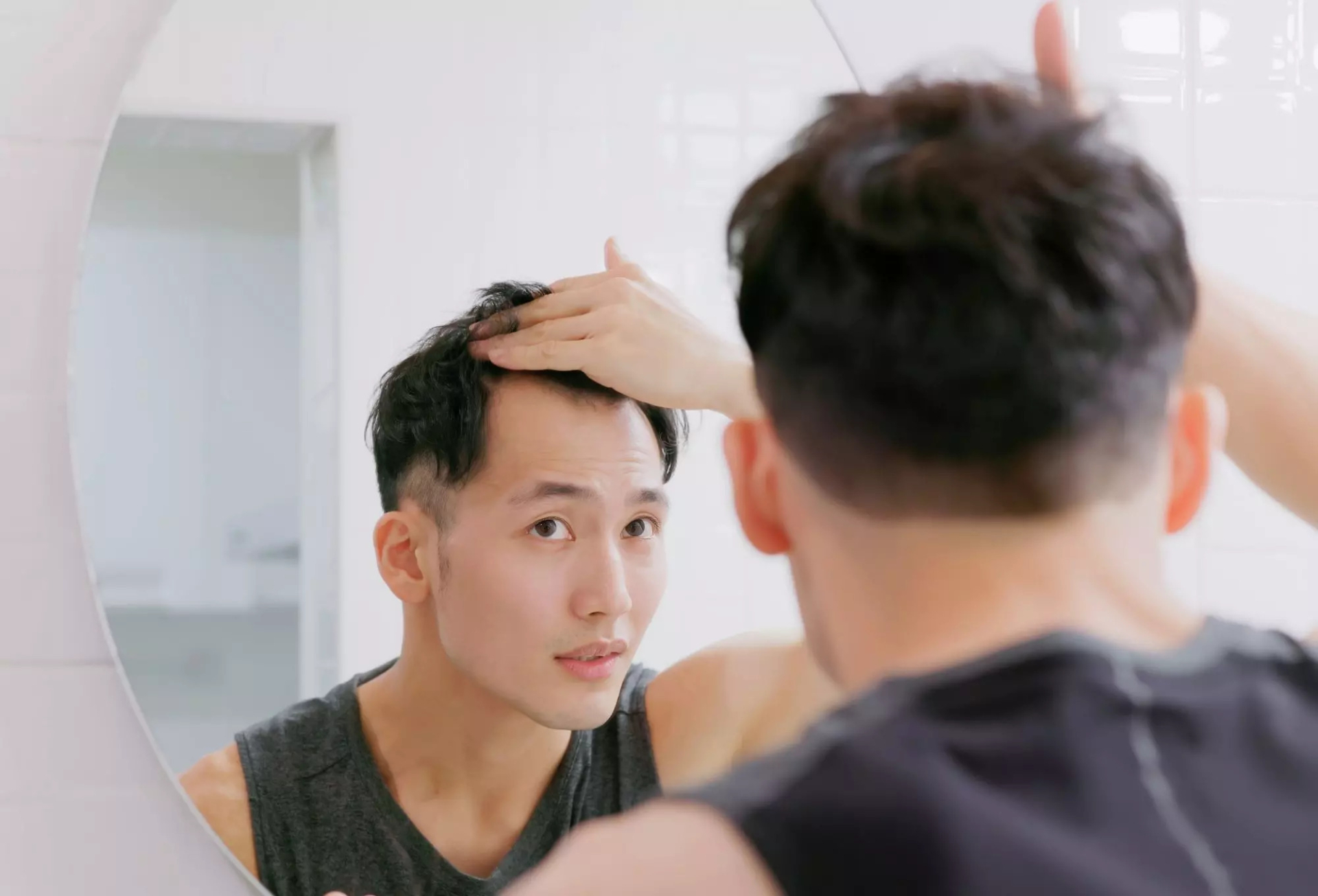 Rụng tóc mất kiểm soát hay hói đầu không chỉ ảnh hưởng tới vẻ bề ngoài mà còn là đòn đánh vào tâm lý phái mạnh (Ảnh USA Today)