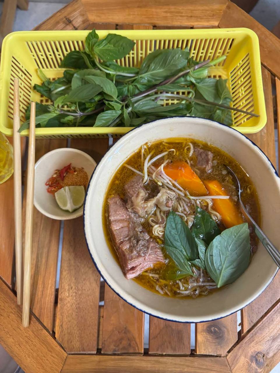 Tô bò kho có độ sánh quyện sệt sệt, vị béo bùi nhẹ nhàng nhưng hoàn toàn không bị ngấy