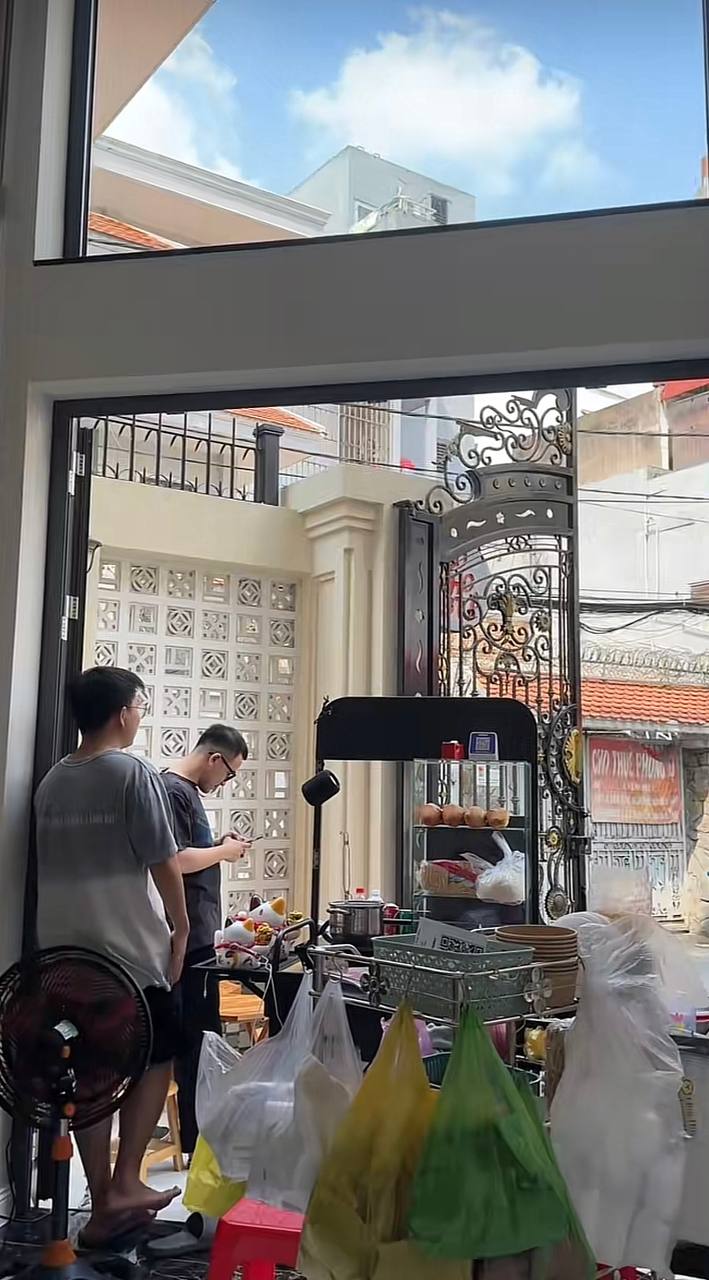 Chiếc xe đẩy giữ nguyên dáng dấp bình dân trong căn biệt thự thu hút sự chú ý của nhiều người