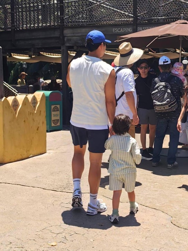 1 fan Trung tình cờ gặp gia đình Son Ye Jin - Huyn Bin ở Disneyland cho biết cậu con trai 3 tuổi của cặp đôi đẹp như AI vẽ ra. Ảnh: Sohu