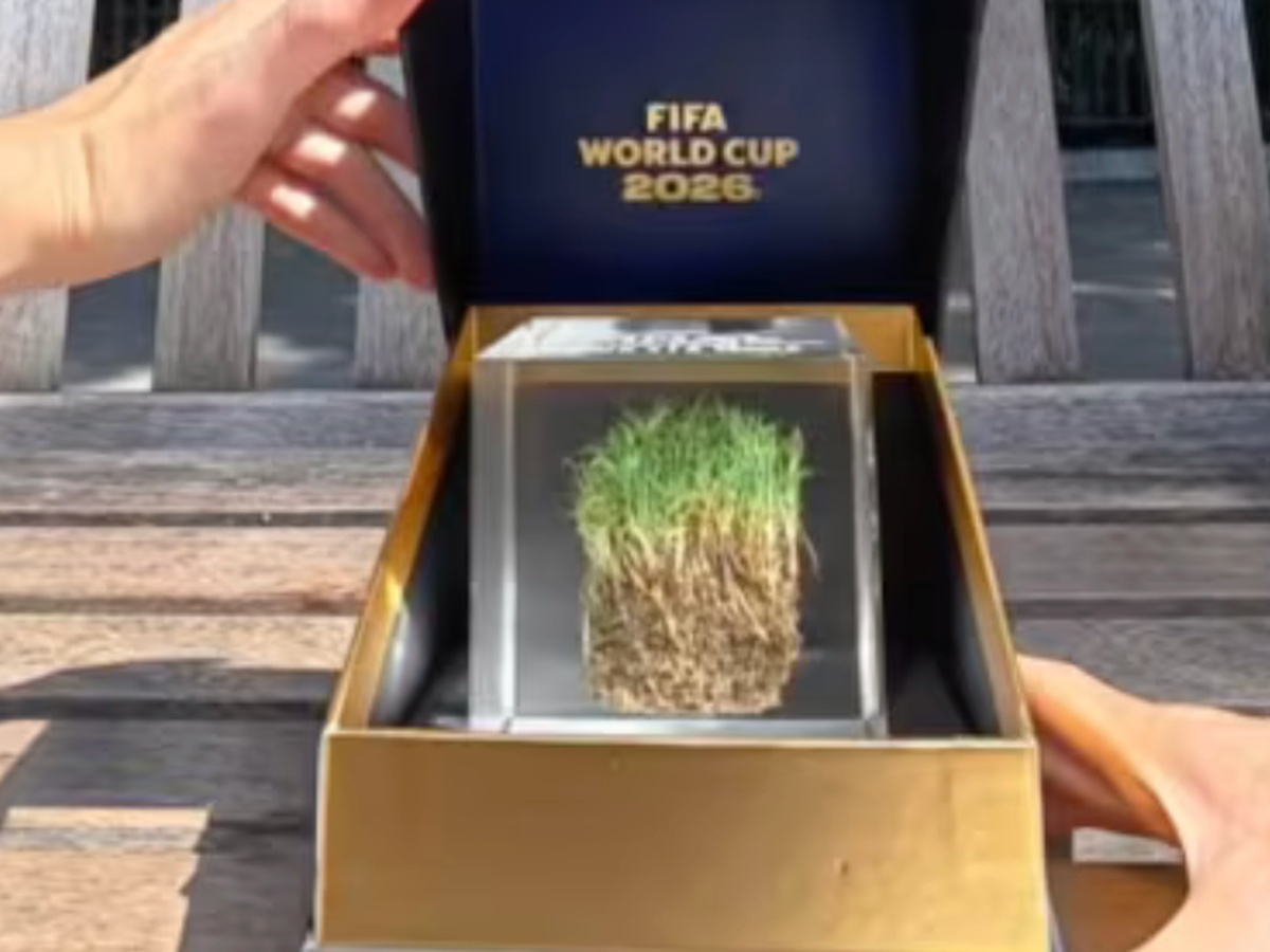 Mảnh cỏ sân chung kết World Cup rao bán từ 12 triệu: FIFA bào tiền fan không trượt phát nào