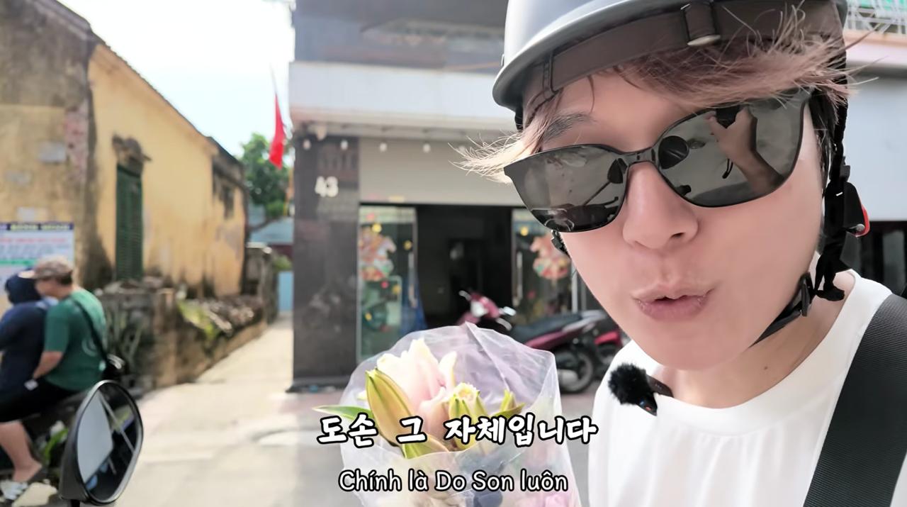 Nam du khách mua một bó hoa ly để đem ra biển Đồ Sơn 
