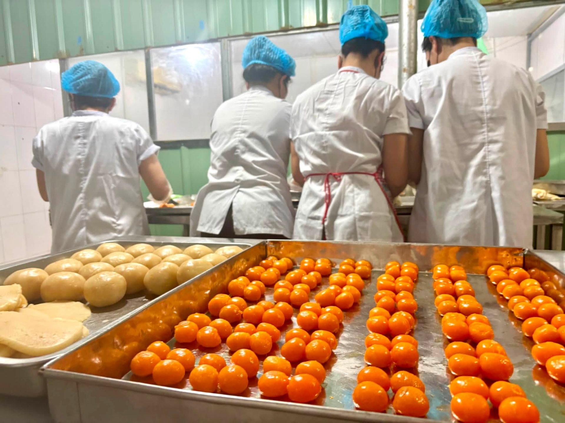 Trực tiếp đến xưởng bánh dẻo 4 trứng giữa ồn ào: “Người mua muốn giá rẻ, người bán muốn bán giá đắt là chuyện bình thường trong kinh doanh”