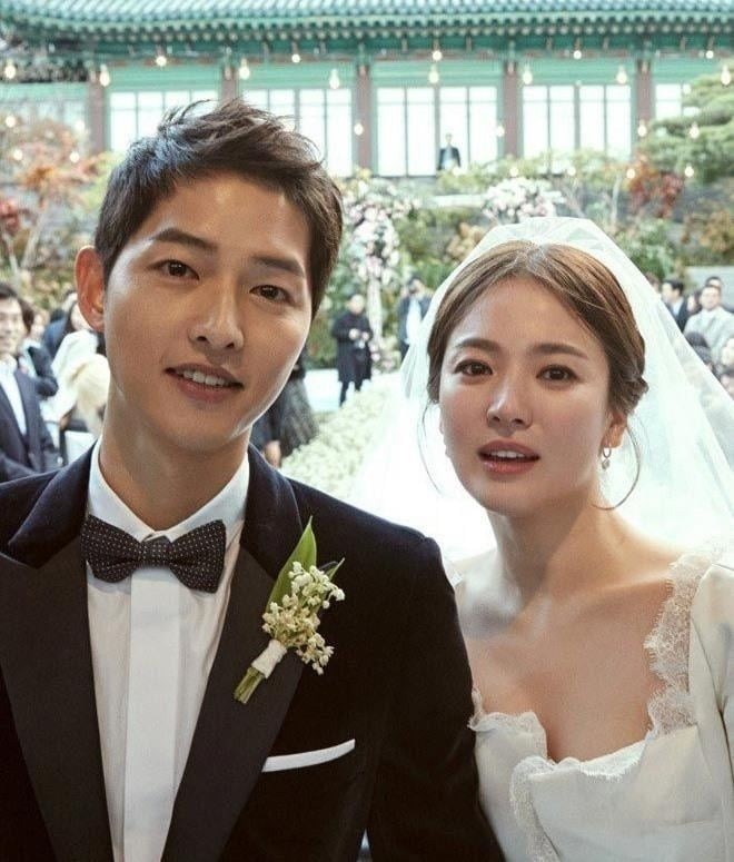 Song Joong Ki công bố ly hôn khi Song Hye Kyo đang ở nước ngoài, khiến vợ cũ hứng trọn búa rìu của dư luận. Ảnh: X.