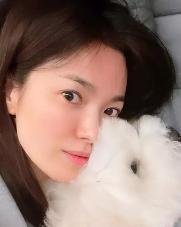 Làn da mịn màng, không tì vết cùng ngũ quan hài hòa của Song Hye Kyo càng được tôn lên khi nữ diễn viên để mặt mộc. Ảnh: IGNV