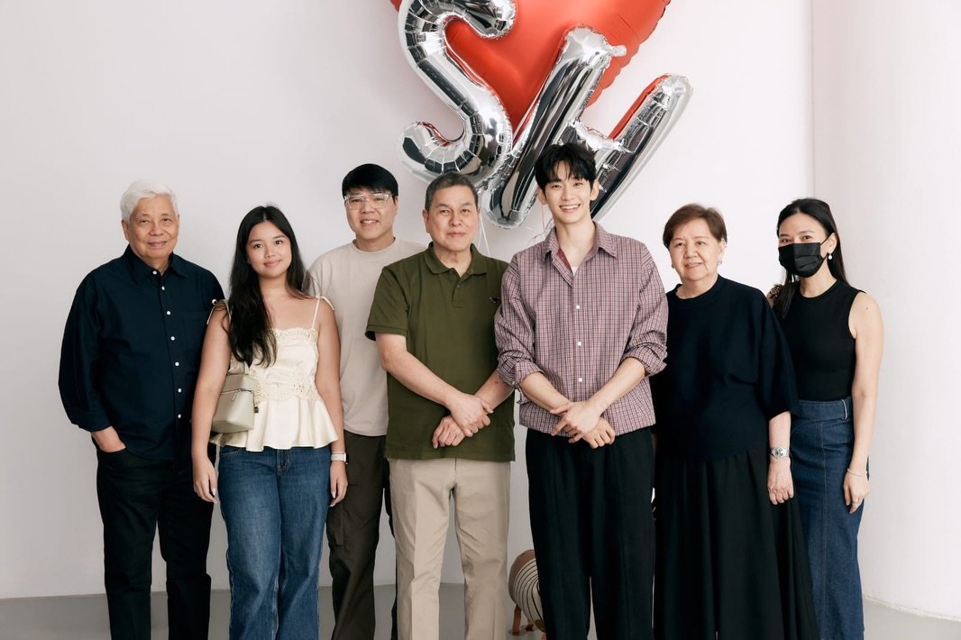 Hình ảnh hậu trường của Kim Soo Hyun sau khi hoàn thành buổi quay chụp tư liệu cho thương hiệu thời trang BENCH đã được netizen truyền tay nhau với tốc độ chóng mặt. Đây cũng là hoạt động đánh dấu màn lộ diện của tài tử đình đám sau 1 năm rưỡi mất hút vì scandal hẹn hò trẻ vị thành niên. Ảnh: X