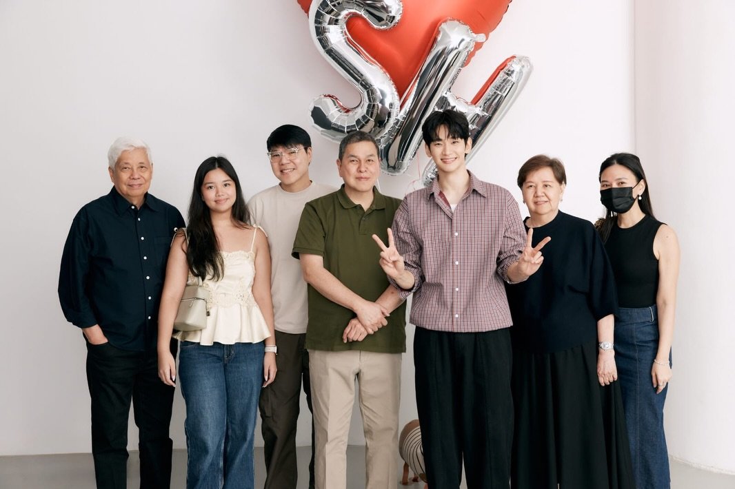 Tài tử họ Kim giữ nụ cười tươi tắn trên môi trong tất cả những bức hình được đăng lên, cho thấy anh đã lấy lại được tinh thần vui vẻ, phấn chấn và sẵn sàng trở lại với guồng quay hối hả của công việc. Ảnh: X
