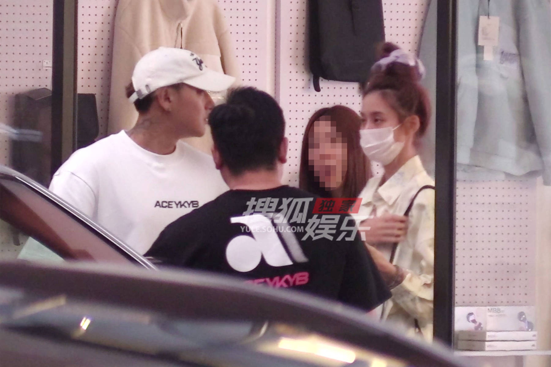 Tóm gọn nàng thơ gen Z mặt mộc đi làm trợ lý cho chủ tịch showbiz, ra về bị ekip bỏ lại đứng lủi thủi 1 mình trên phố