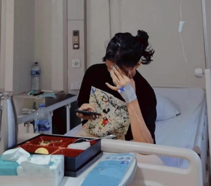 Cô gái trẻ hối hận vì đánh đổi sức khỏe cho công việc khi biết mắc u xơ tử cung (Ảnh minh họa)