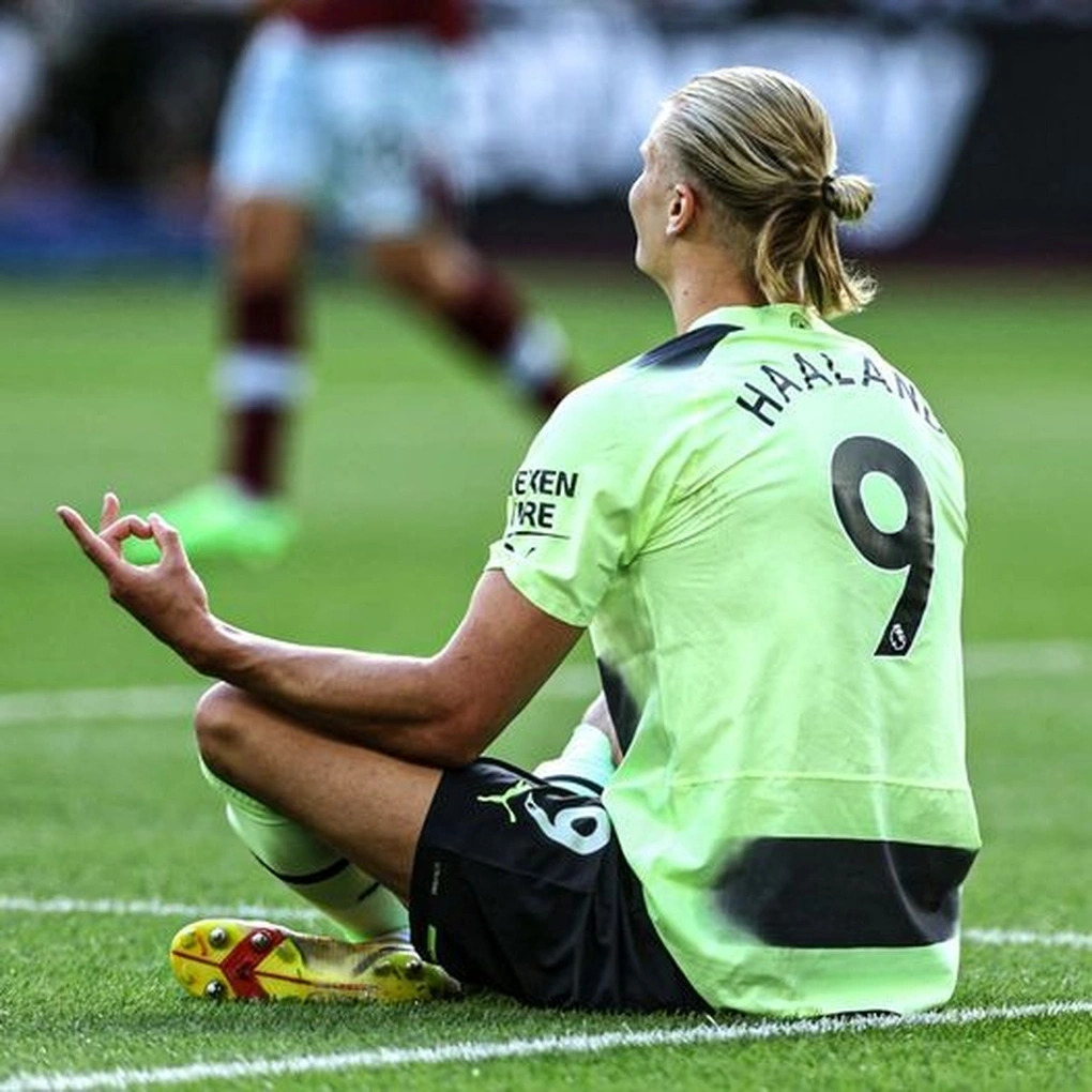 Erling Haaland thiền ngay cả trên sân cỏ (Ảnh Instagram Haaland)