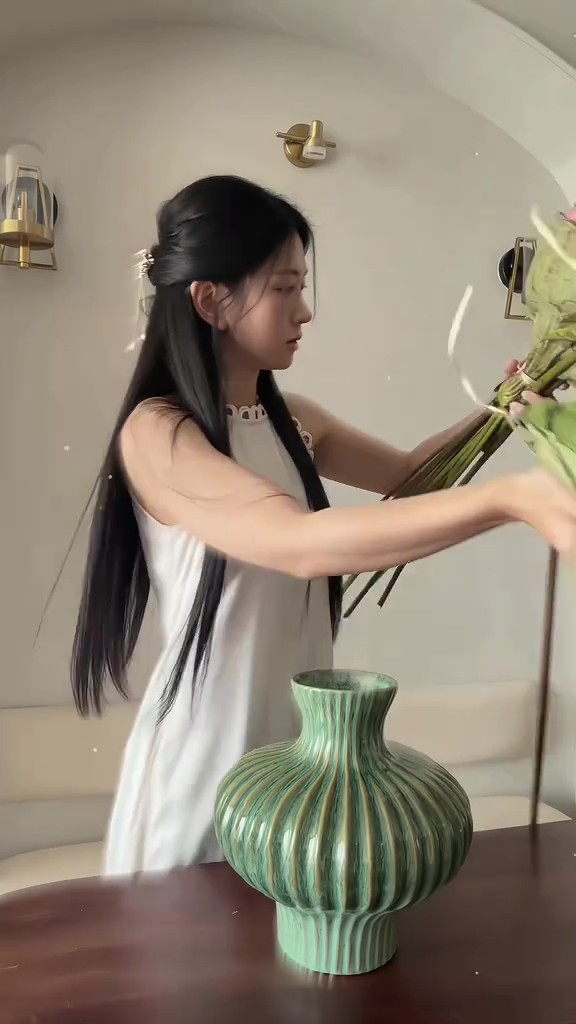 Bó hoa sen không được xử lý mà đem đi cắm vào bình (Ảnh cắt từ clip)