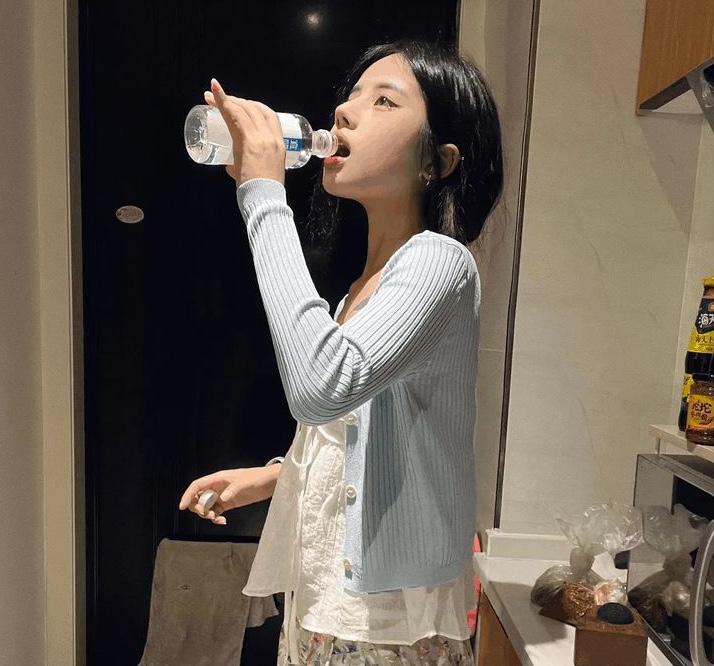 Khát nước dữ dội mỗi sáng thức dậy cho thấy bạn đang béo lên (Ảnh minh họa)
