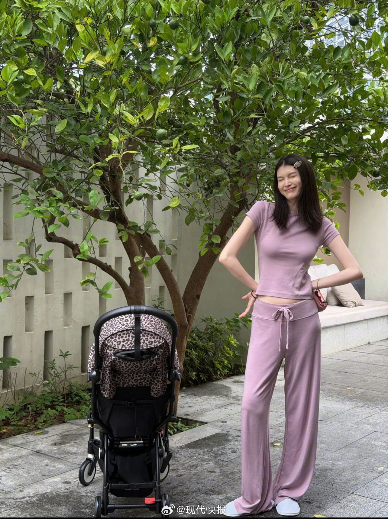 Thân hình thon gọn, nuột nà, chuẩn chỉnh của Hà Tuệ sau 9 tháng sinh con cho Trần Vỹ Đình cũng nhận được nhiều lời khen ngợi “có cánh” từ cộng đồng mạng. Ảnh: Weibo