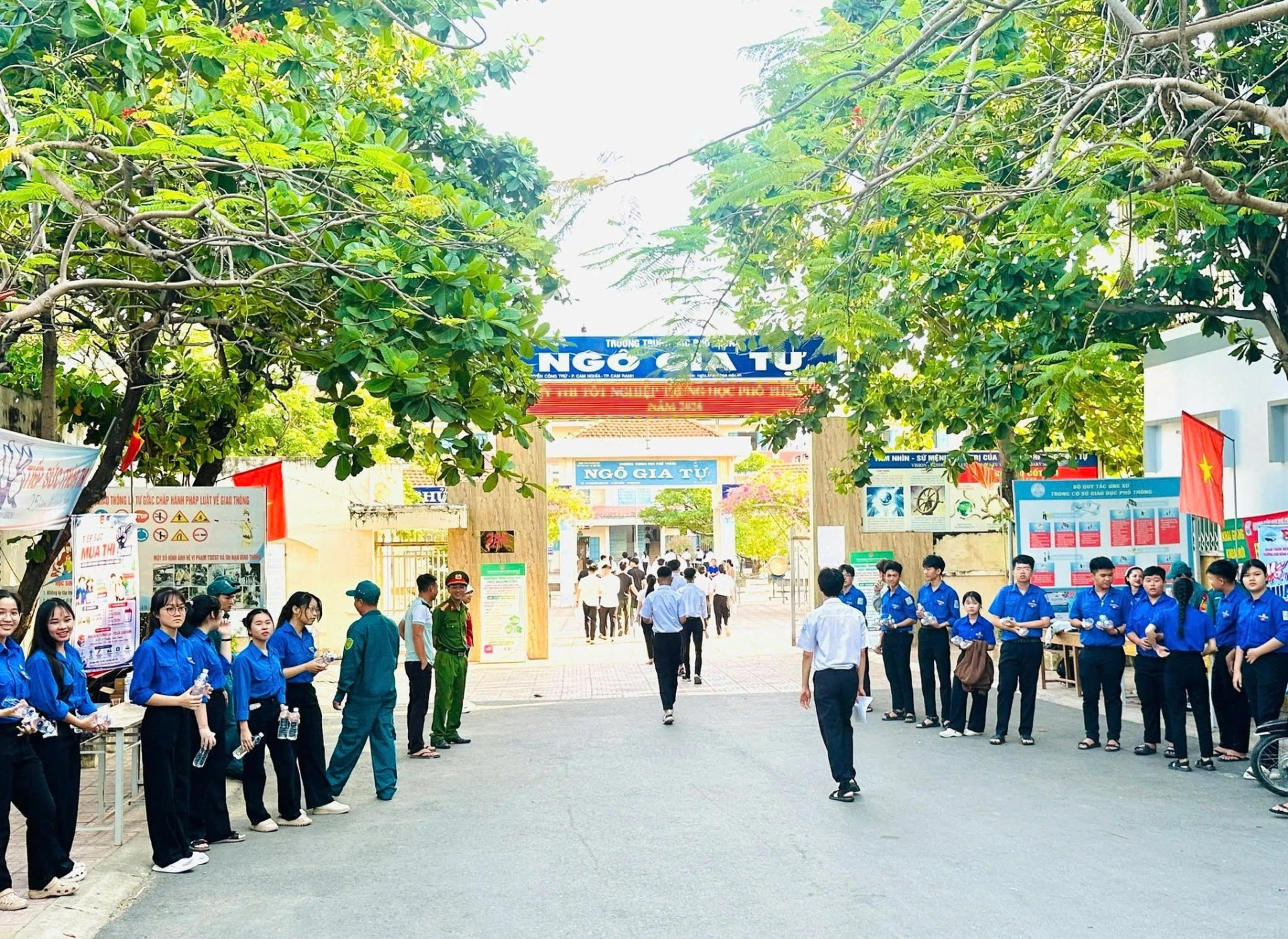 Cổng trường THPT Ngô Gia Tự (Ảnh: Công an phường Bắc Cam Ranh)