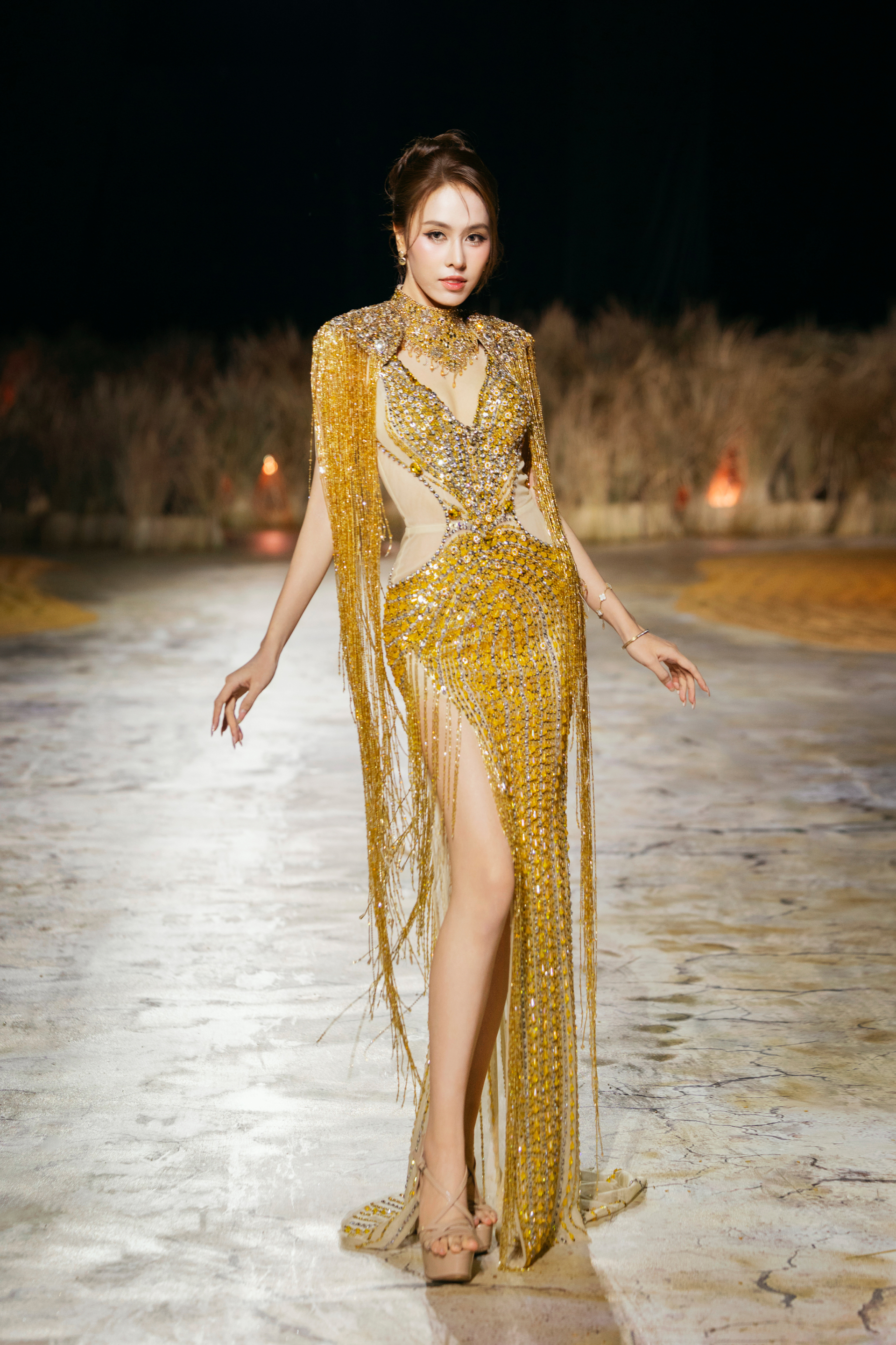 Á hậu Ngọc Hằng trình diễn mở màn cho BST.