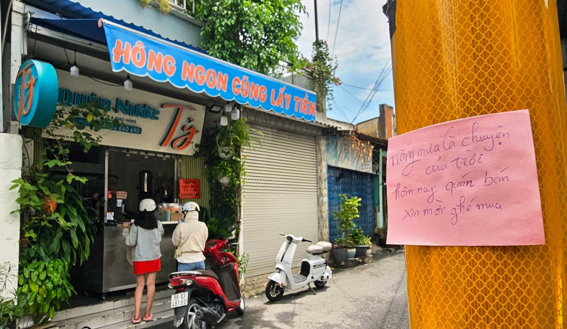 Bỏ chạy xe ôm công nghệ, chủ quán trà sữa 10 năm nổi tiếng vì... nghỉ bán liên tục, khách nói